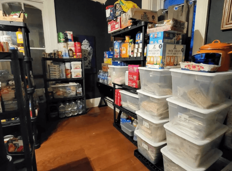 Ровен хранит свои запасы в коробках и специальном бункере