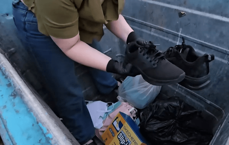 Жінка з Великої Британії 10 років "пірнає" у сміттєві баки, щоб приносити користь планеті