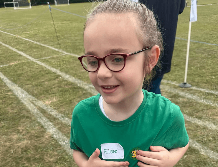 Элси имеет проблемы со зрением