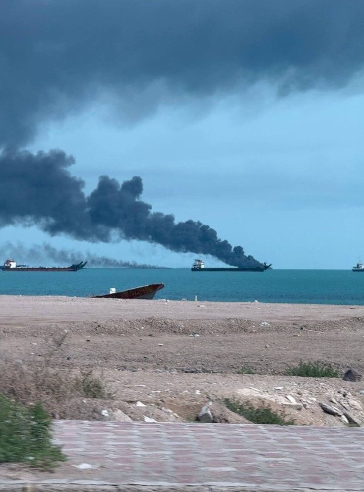 Фото горящих кораблей в Персидском заливе, 9 марта