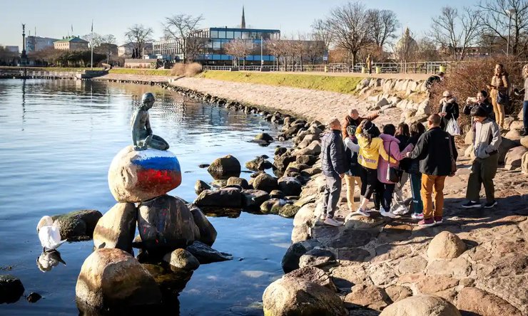 Статуя Русалочки в Копенгагене, русалочка в дании, статуя русалочки, российский флаг, вандалы разрисовали статую Русалочки в цвета флага РФ