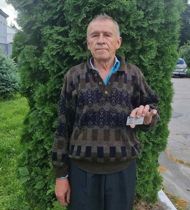 Костянтин отримав перший паспорт громадянина України у 66 років