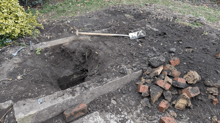 Мужчина в саду, работа в саду, копал землю в саду, необычная находка, под землей, подземное строение, загадочное сооружение, старые кусты, старая могила, захоронение