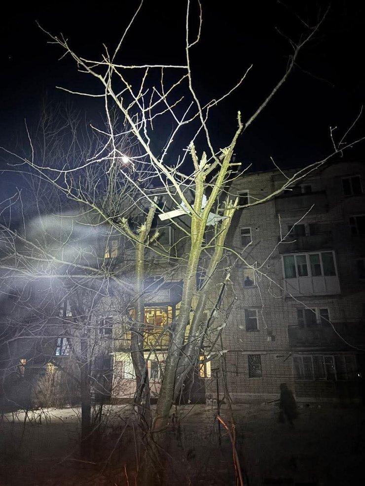 Пошкоджена багатоповерхівка у Семенівці