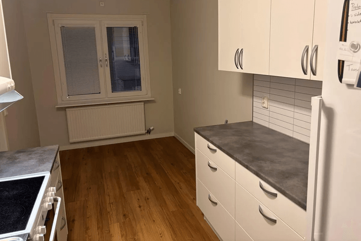 Мужчина раздает свои вещи, без дивана и телевизора, в доме только кровать, экстремальный минимализм, без мебели, отдал все вещи,