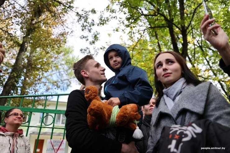 Елена Лазарчик, приют, сын