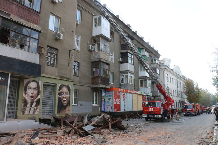 обстрел центра харькова, центр харькова, обстрел харькова, попадание снаряда, дом в харькове