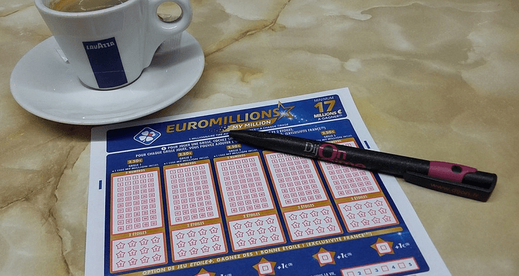 Лотерейный билет, денежный приз, сорвал джекпот, выигрыш в лотерею, легкие деньги, внезапное богатство, потратил годы на развлечения