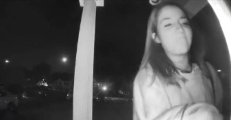 Молодая девушка сделала эмоциональное признание перед камерой у двери, что она сказала после свидания с парнем