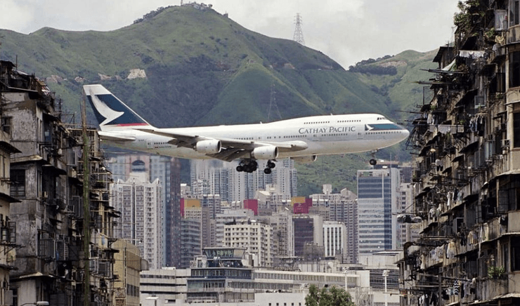 Boeing Cathay Pacific проходит в нескольких метрах от многоэтажек во время легендарного опасного захода на посадку в Кайтак