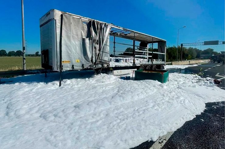 Напівпричіп вантажівки з 216 бочками небезпечних відходів на трасі DK88 у Польщі після пожежі