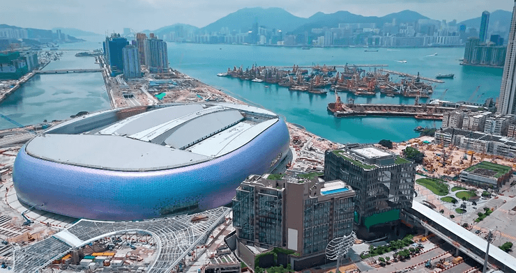 Футуристический район Кайтак с новым круизным терминалом и застроенной набережной на месте бывшего опасного аэропорта в Гонконге