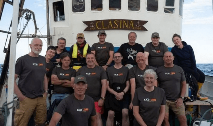 Команда дайверов, водолазы, Lost in Waters Deep, ищут затонувшие корабли, исследователи,