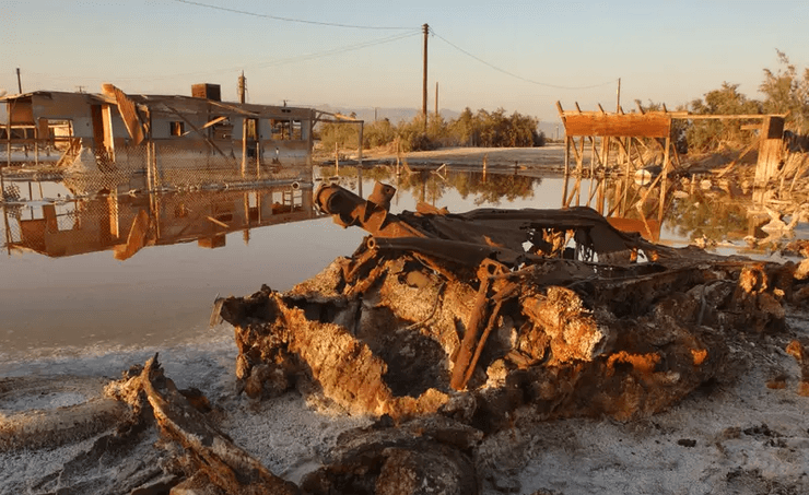 Бомбей-Біч, місто-привид, покинуте місто, пустеля, потоки пилу, пил, важко дихати, астма, шкідливе повітря, улюблене місце туристів
