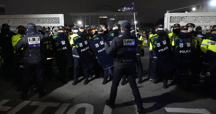 Полицейские старались не пустить оппозиционеров в парламент