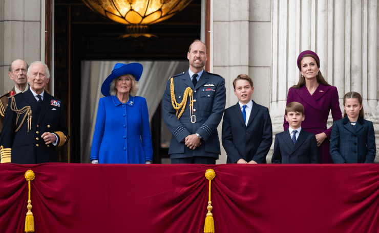Король Чарльз ІІІ, королева Камілла, принц Вільям, Кейт Міддлтон, принц Джордж, принцеса Шарлотта та принц Луї