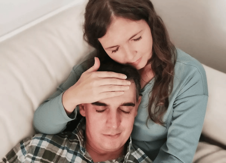 Женщина обнимает людей за деньги, работа, деньги, объятия, помогает справиться со стрессом, дипломированный специалист