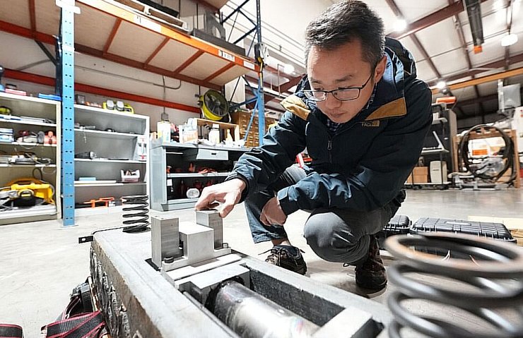 ученый, испытание прототипа для железной дороги