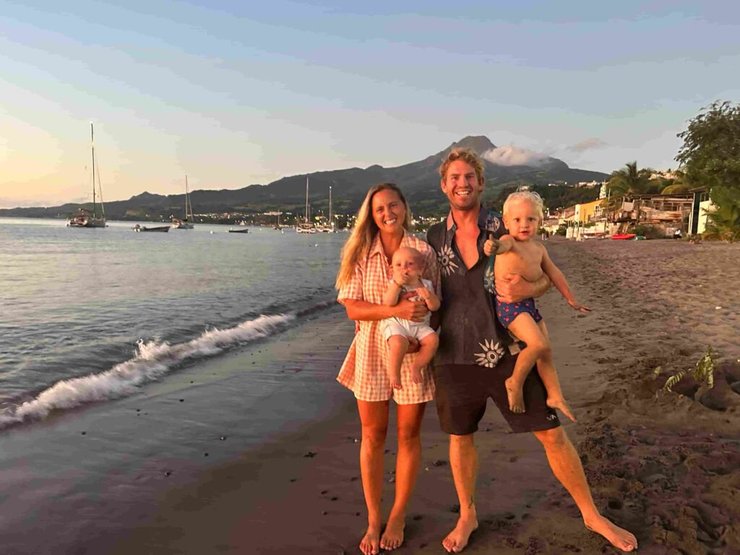 Семья живет на яхте, Рождество на яхте, семья превращает яхту в праздничный дом, рождество под парусами, традиционное рождество