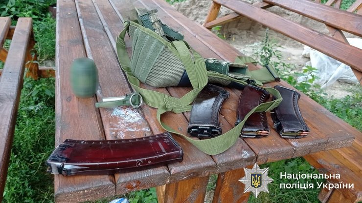 Після себе злочинець залишив чимало зброї