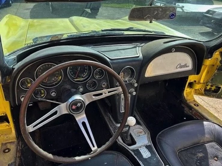 салон Chevrolet Corvette 1965 года, Chevrolet Corvette Stingray