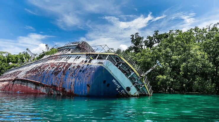 Затонувший круизный лайнер, корабль, судно, заброшенное судно, затонувший у бухты корабль, туристы, пляж, море, океан, катастрофа в раю,