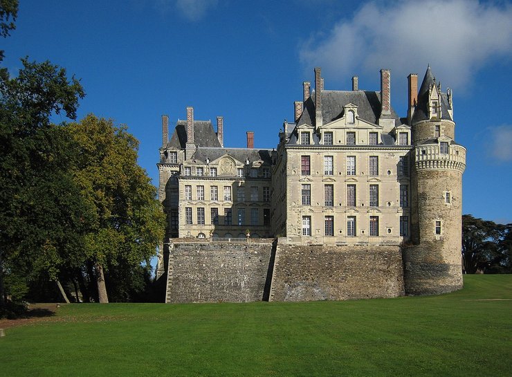 Замок Бріссак, трава, дерева