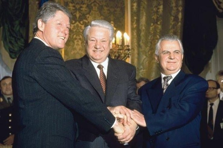 Будапештский меморандум охранял нашу независимость и неприкосновенность на условии нашей нейтральности. На снимке президенты Билл Клинтон, Борис Ельцин и Леонид Кравчук в Будапеште.