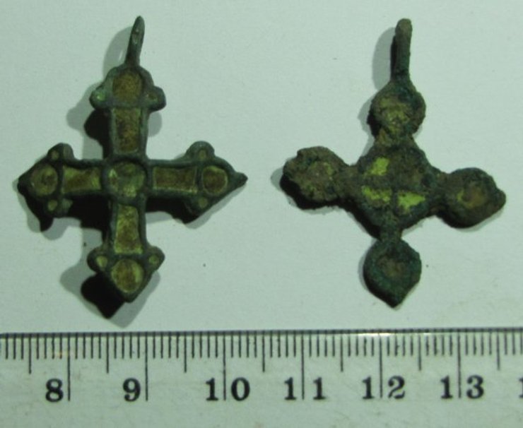 Україна, Рівне, Боярка, садиба, знахідка, археологія, археологи, дослідження, розкопки, підвіска, лунниця, намистина, скло, Київська Русь, історія, гребінь, Київ, поселення, артефакти