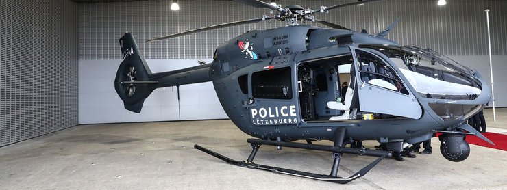 вертоліт в ангарі