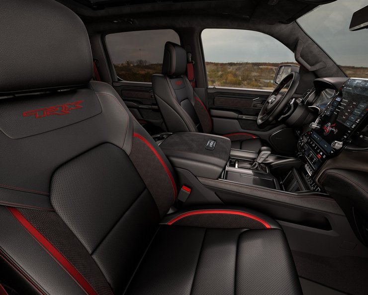 Сидіння оснащені електроприводом, підігрівом і вентиляцією