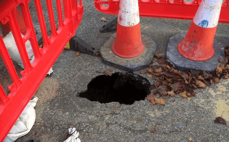 Секретні тунелі, проходи під містом, таємні тунелі, приховує безліч таємниць, бачили привидів, діра в дорозі, тунелі Глостера