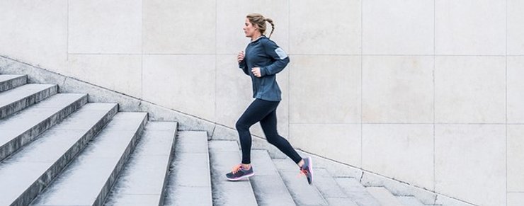 жінка, сходинки, біг