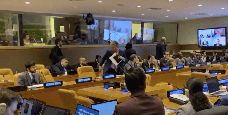 Дипломати виходять із зали