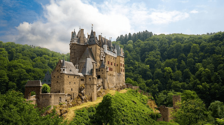 Замок Райнхардсбрунн в Германии, замок Рапунцель, королевская семья, дворец, заброшенный замок, русские владельцы, конфисковали замок,