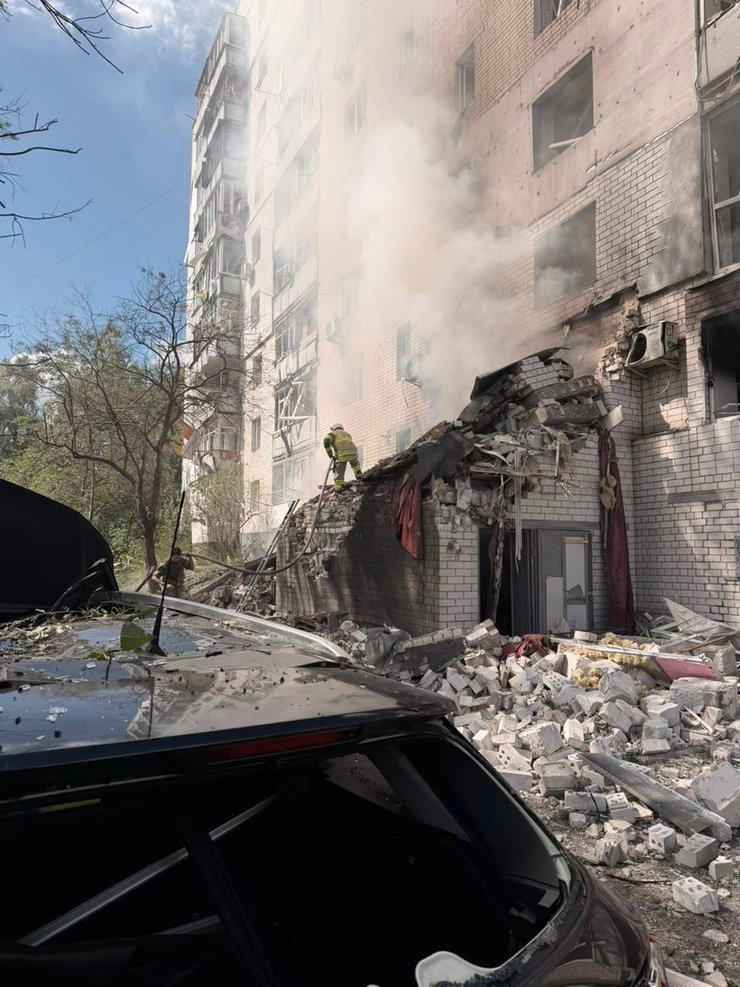 фото  пошкодженого будинку у Чернігові після удару РФ 24 серпня