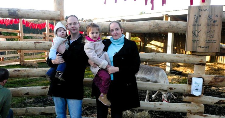 Семья путешествует по миру, семья, "утопавшая в долгах", семья продала дом, цифровые кочевники, семья продала ценные вещи, семья работает онлайн