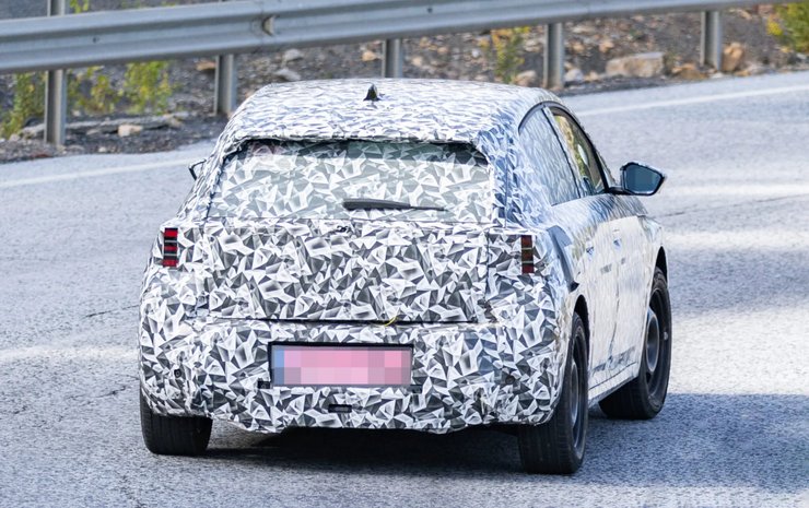 Peugeot вивів на випробування модель E-208