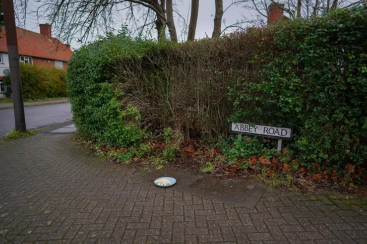 На улице находят бананы, фрукты, тарелка с бананами, фруктовая загадка, тарелка с фруктами, записка рядом с тарелкой, необычная находка