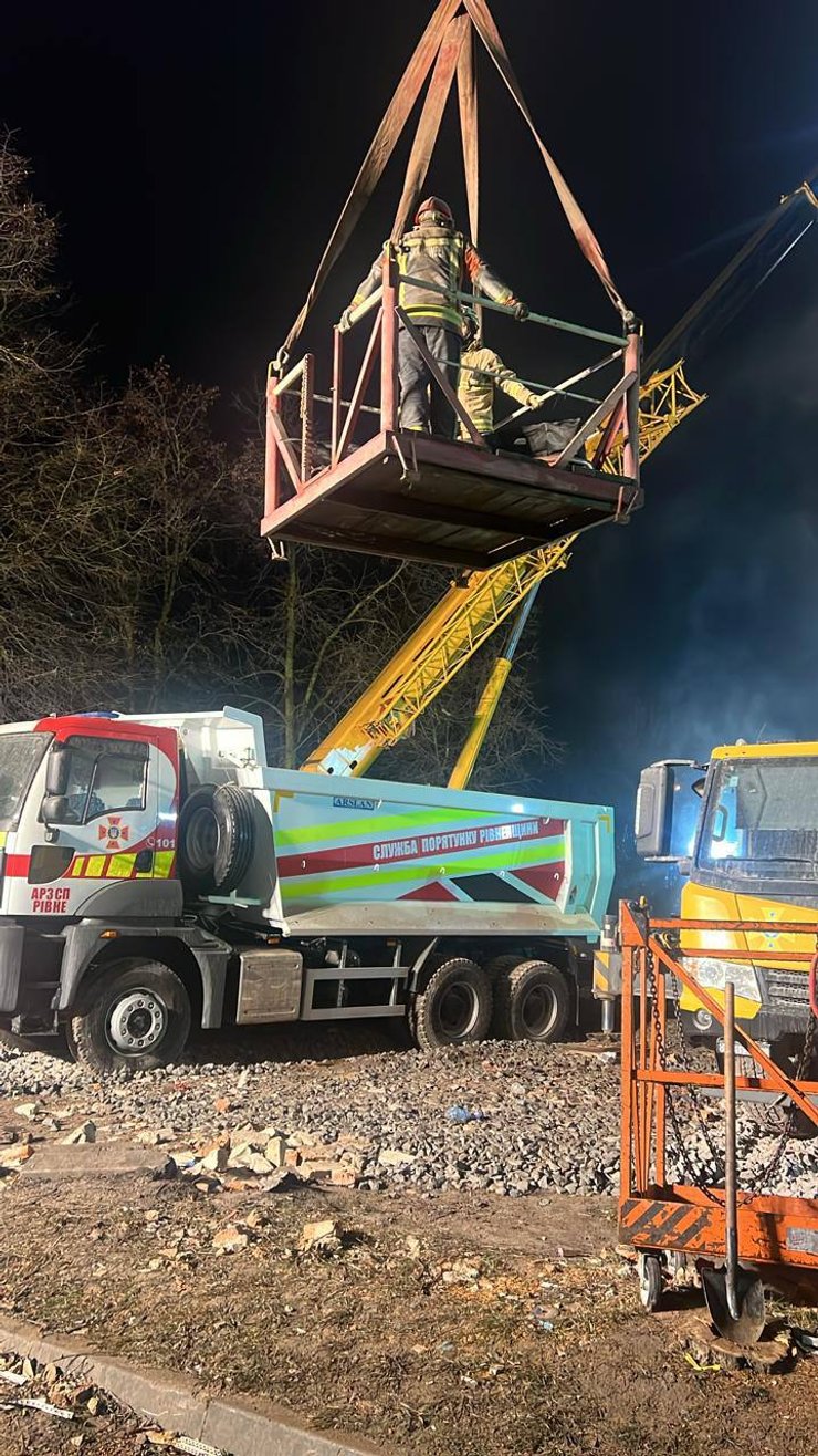 Аварійно-рятувальні роботи біля зруйнованої багатоповерхівки у Тернополі