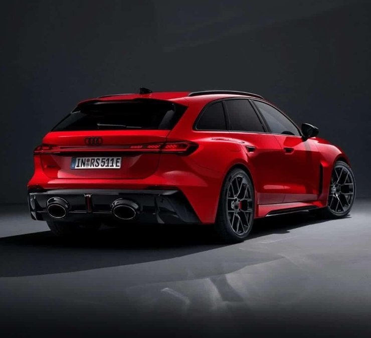 Сзади видны широкие выхлопные трубы