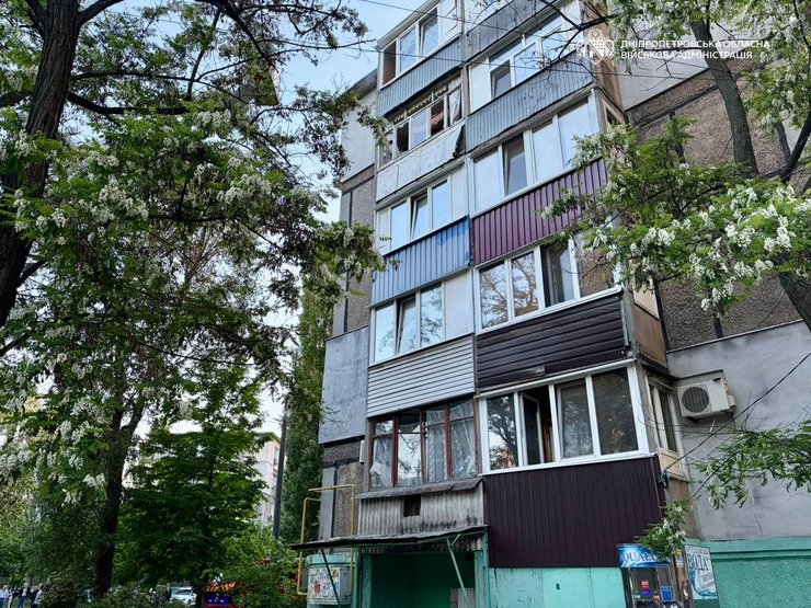 поврежденный дом в Днепре после атаки РФ