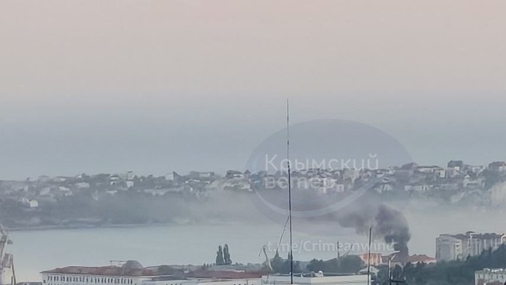 фото панорами Севастополя зі стовпом диму, ранок 27 травня