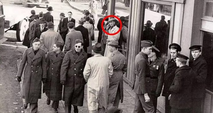 На снимке 1936 года заметили путешественника во времени с устройством из будущего