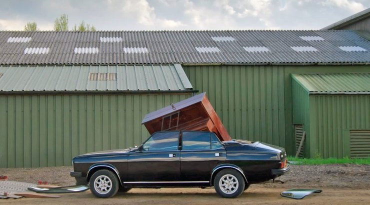 Джереми Кларксону нравилось сбрасывать на Morris Marina рояли и пианино. Такой трюк он проделывал несколько раз. Фото: скриншот