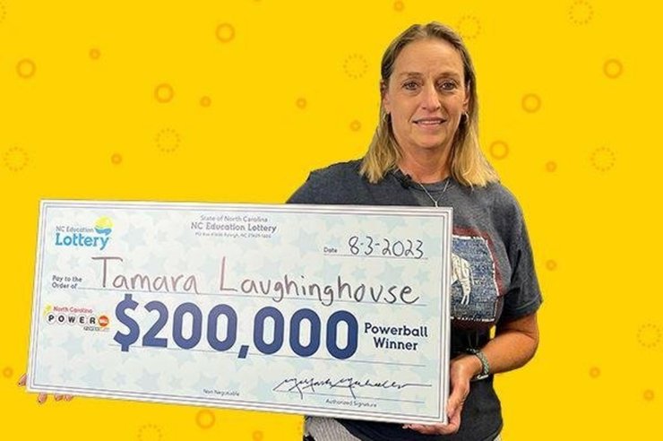 Победительница лотереи, лотерея, лотерейный билет, приз, деньги, сорвала джекпот, комбинация чисел, Powerball,