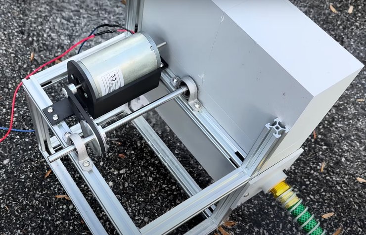 Гідроелектростанція з садовим шлангом і генератором