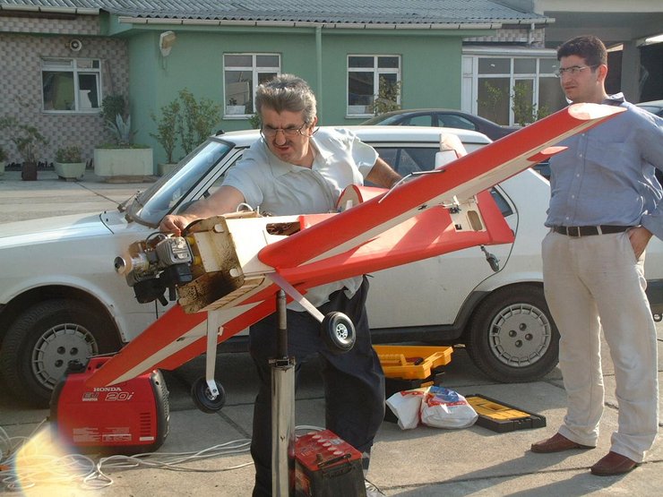 Оздемир Байрактар с моделью бпла