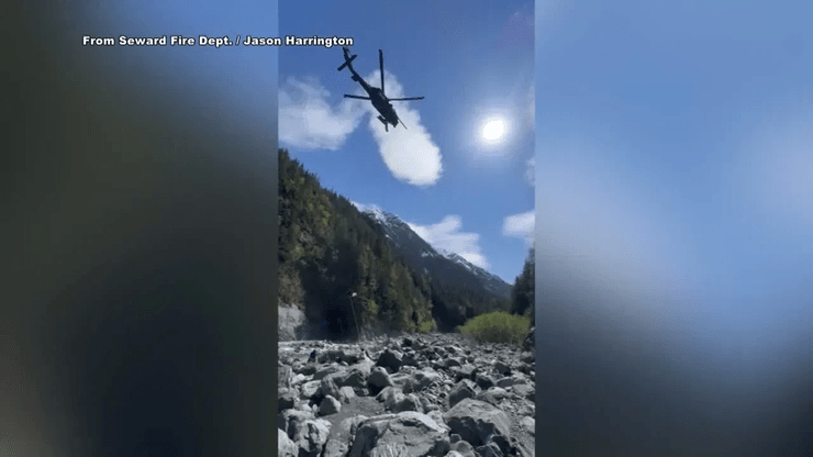 На Алясці 317 кілограмовий валун притиснув чоловіка обличчям донизу до холодного струмка