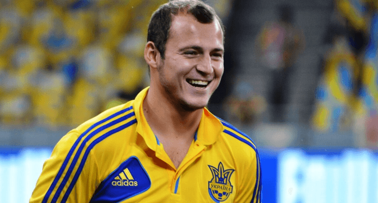 Український футболіст Роман Зозуля посміхається у формі національної збірної перед матчем